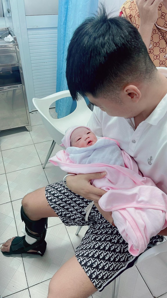 Tiền vệ ĐT Việt Nam đ&oacute;n con đầu l&ograve;ng với cựu cầu thủ ĐT nữ Việt Nam - Ảnh 2.