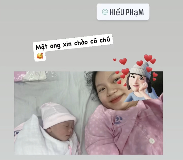 Tiền vệ ĐT Việt Nam đ&oacute;n con đầu l&ograve;ng với cựu cầu thủ ĐT nữ Việt Nam - Ảnh 1.