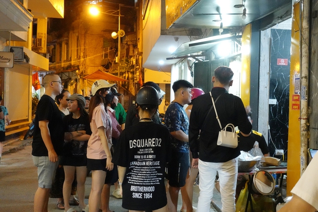 Khung cảnh tr&aacute;i ngược của c&aacute;c h&agrave;ng b&aacute;nh đồng xu ph&ocirc; mai: Nơi vẫn xếp h&agrave;ng mua, nơi ế ẩm phải đ&oacute;ng cửa - Ảnh 3.