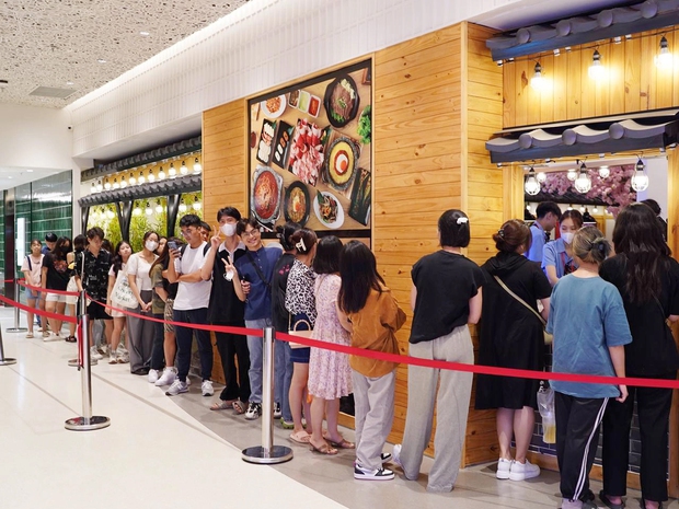 Khung cảnh tr&aacute;i ngược của c&aacute;c h&agrave;ng b&aacute;nh đồng xu ph&ocirc; mai: Nơi vẫn xếp h&agrave;ng mua, nơi ế ẩm phải đ&oacute;ng cửa - Ảnh 1.