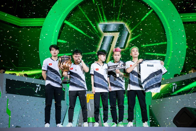 Tuyển thủ P Esports bật khóc nức nở ngay khi lên ngôi Yomost VFL Summer 2023 - Ảnh 3.