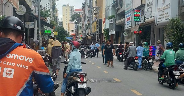 Người đàn ông cầm hung khí đuổi chém nhiều người, náo loạn trung tâm TPHCM - Ảnh 1.