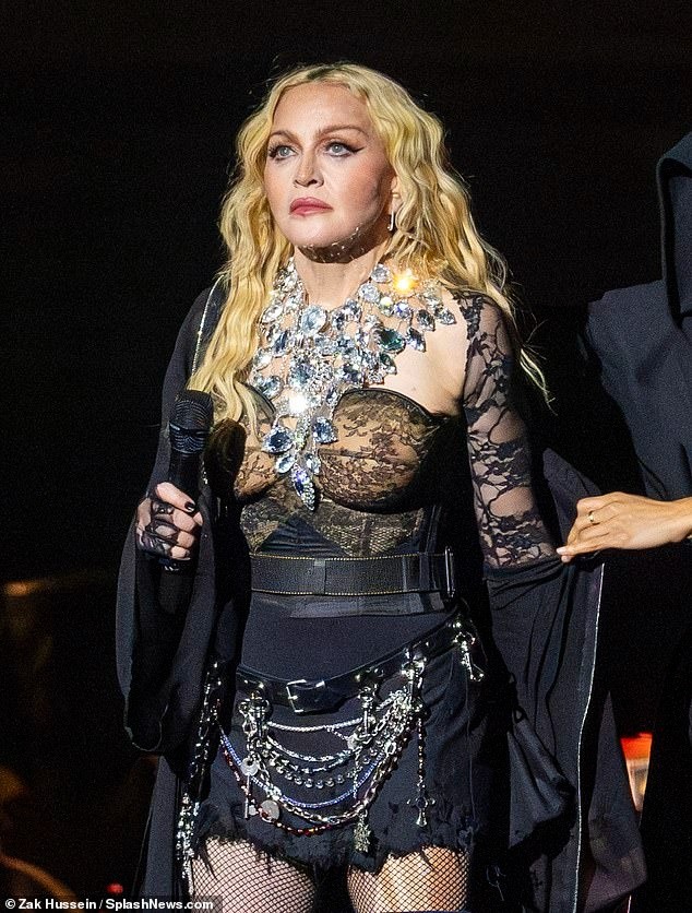 Khán giả phản cảm với màn biểu diễn gợi dục của Madonna - Ảnh 3.
