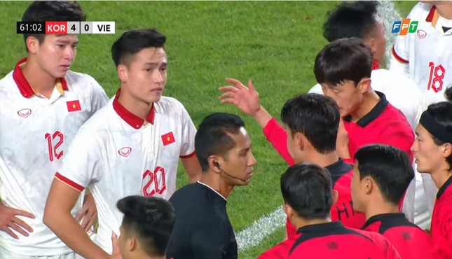 Bùi Hoàng Việt Anh nhận thẻ đỏ, cầu thủ Hàn Quốc xin trọng tài... xóa thẻ - Ảnh 1.