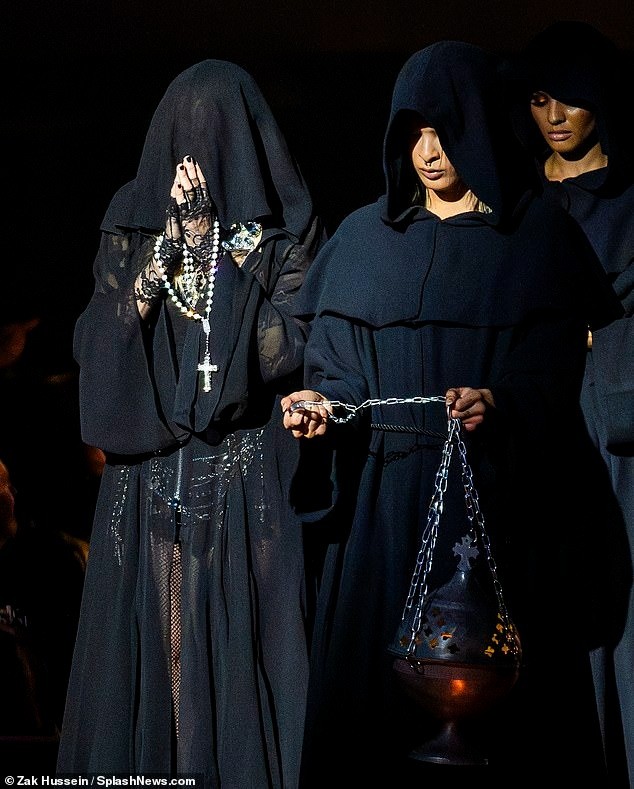 Khán giả phản cảm với màn biểu diễn gợi dục của Madonna - Ảnh 2.