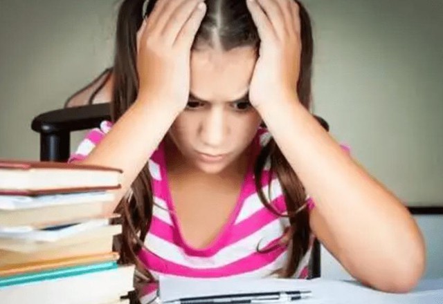 3 c&acirc;u ba mẹ thường xuy&ecirc;n n&oacute;i, tưởng chừng khen ngợi con, nhưng lại l&agrave; &ldquo;con dao 2 lưỡi&rdquo;, khiến trẻ ảo tưởng, ti&ecirc;u cực - Ảnh 4.