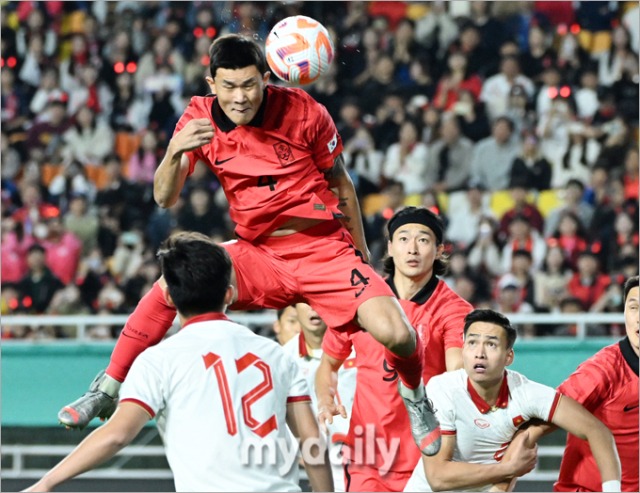 Không phải Son Heung-min, cầu thủ đắt giá nhất châu Á được bầu là người chơi hay nhất trận Hàn Quốc - Việt Nam - Ảnh 1.