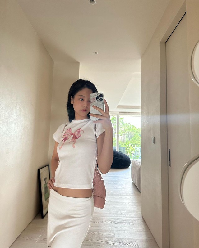 &Aacute;o ph&ocirc;ng ruy băng Jennie diện g&acirc;y sốt tại H&agrave;n: Đến Lisa, Suzy, Yeji (ITZY)... cũng đ&atilde; sở hữu một em - Ảnh 1.