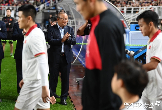 Ông Park Hang-seo bắt tay HLV Troussier, ôm khích lệ các học trò cũ tuyển Việt Nam - Ảnh 2.