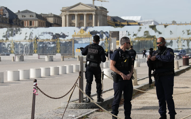 Pháp sơ tán khách du lịch tại Cung điện Versailles vì lý do an ninh