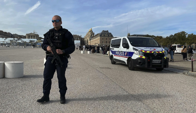 Pháp sơ tán du khách ở Cung điện Versailles vì lý do an ninh