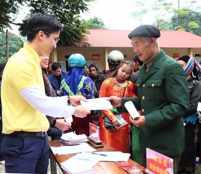 Nối dài hành trình tốt đời đẹp đạo: Vingroup trao học bổng, tặng điểm trường ước mơ, khánh thành những cây cầu yêu thương! - Ảnh 3.