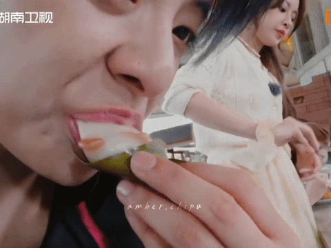 Phát sốt trước khoảnh khắc tình cảm của Chi Pu - Amber: Đút trái cây, tranh nhau ăn một cái bánh - Ảnh 2.