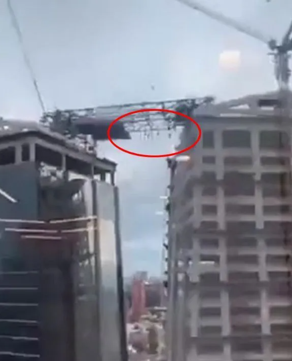 Brazil: Giàn giáo cao 140 mét sập, 8 người lơ lửng trên không, lộ cảnh kinh hoàng tại hiện trường
