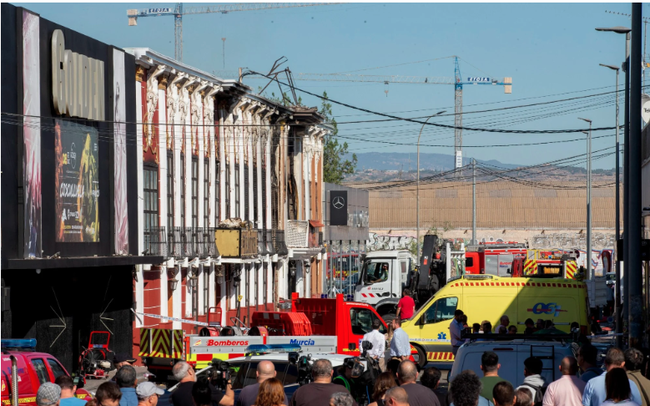 Nóng lòng chờ tin, tìm kiếm người thân sau vụ cháy hộp đêm ở Tây Ban Nha
