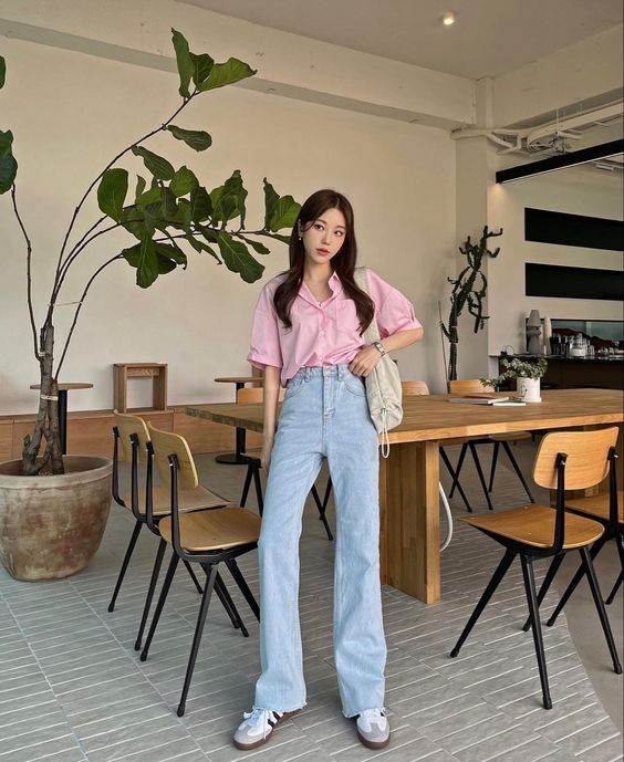 Quần jeans ống rộng với kiểu gi&agrave;y n&agrave;y l&agrave; cặp b&agrave;i tr&ugrave;ng ho&agrave;n hảo, đảm bảo sẽ gi&uacute;p phong c&aacute;ch n&agrave;ng l&ecirc;n hương - Ảnh 5.