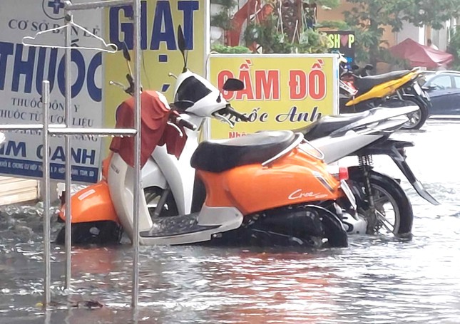 Ô tô, xe máy... đứng hình trong cơn mưa lớn ở Bình Dương - Ảnh 6.