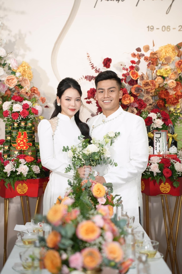 Tiền vệ U22 Việt Nam lấy vợ là cô chủ khách sạn 4 sao, CEO của thương hiệu thời trang có tiếng - Ảnh 1.