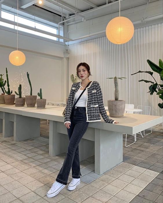 Quần jeans ống rộng với kiểu gi&agrave;y n&agrave;y l&agrave; cặp b&agrave;i tr&ugrave;ng ho&agrave;n hảo, đảm bảo sẽ gi&uacute;p phong c&aacute;ch n&agrave;ng l&ecirc;n hương - Ảnh 2.