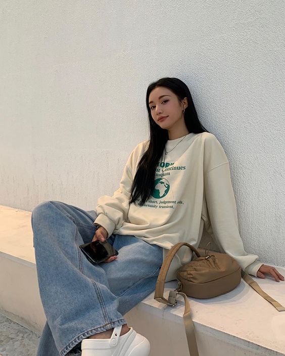 Quần jeans ống rộng với kiểu gi&agrave;y n&agrave;y l&agrave; cặp b&agrave;i tr&ugrave;ng ho&agrave;n hảo, đảm bảo sẽ gi&uacute;p phong c&aacute;ch n&agrave;ng l&ecirc;n hương - Ảnh 1.