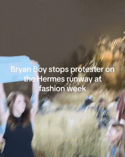 Khoảnh khắc dẹp loạn của fashion blogger Bryanboy tại show Hermès - Ảnh 1.