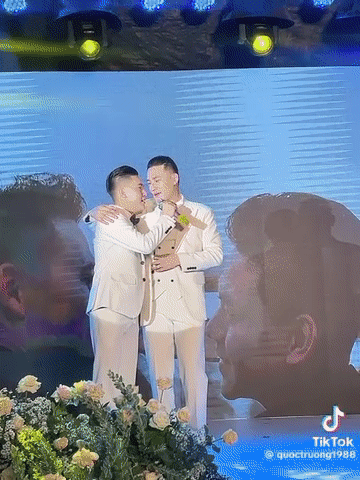 Hà Trí Quang song ca bên bạn trai trong tiệc cưới, còn có hành động tình bể bình ngay trên sân khấu - Ảnh 2.