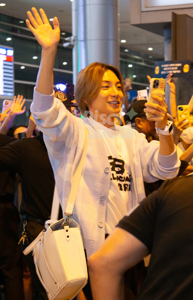 D&agrave;n idol đ&igrave;nh đ&aacute;m đổ bộ T&acirc;n Sơn Nhất giữa đ&ecirc;m: Leeteuk (Super Junior) gửi lời nhắn tiếng Việt, CIX như xem nhầm thời tiết - Ảnh 4.