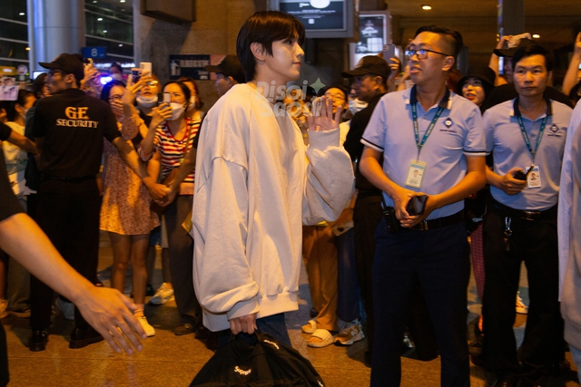 D&agrave;n idol đ&igrave;nh đ&aacute;m đổ bộ T&acirc;n Sơn Nhất giữa đ&ecirc;m: Leeteuk (Super Junior) gửi lời nhắn tiếng Việt, CIX như xem nhầm thời tiết - Ảnh 9.