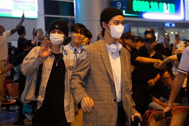 D&agrave;n idol đ&igrave;nh đ&aacute;m đổ bộ T&acirc;n Sơn Nhất giữa đ&ecirc;m: Leeteuk (Super Junior) gửi lời nhắn tiếng Việt, CIX như xem nhầm thời tiết - Ảnh 7.