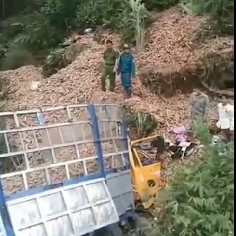 Xe tải lao vào vách núi, 1 người chết, 2 người bị thương - Ảnh 1.