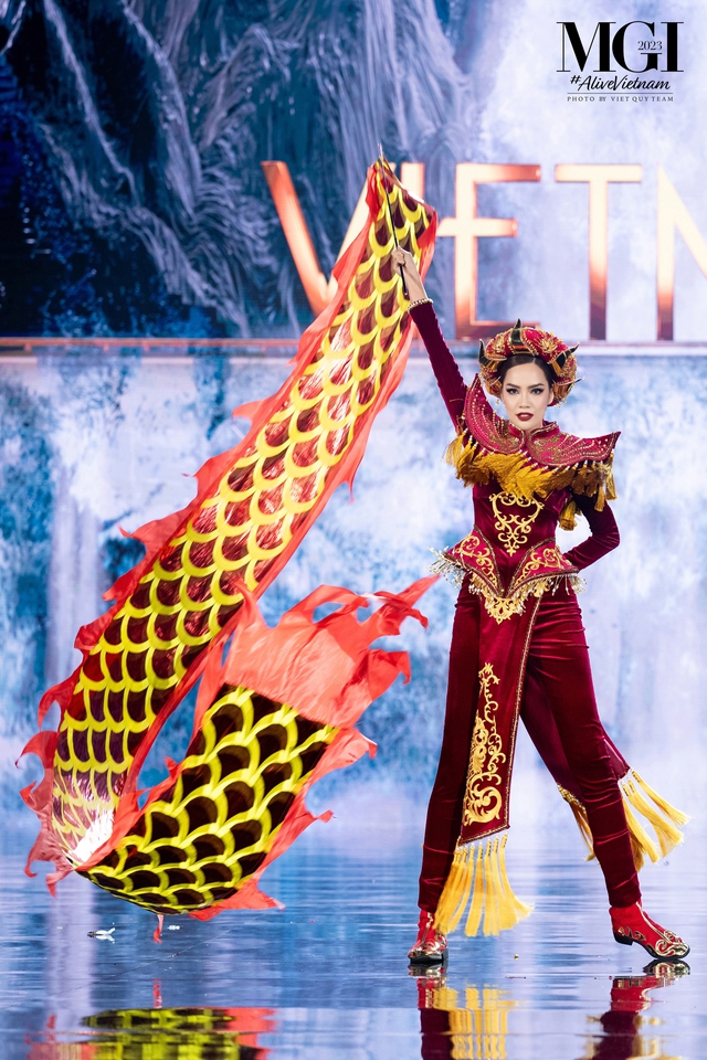 Mãn nhãn đêm thi Trang phục dân tộc Miss Grand International: Nổi da gà với Lê Hoàng Phương, loạt thiết kế hoành tráng gây bùng nổ - Ảnh 4.