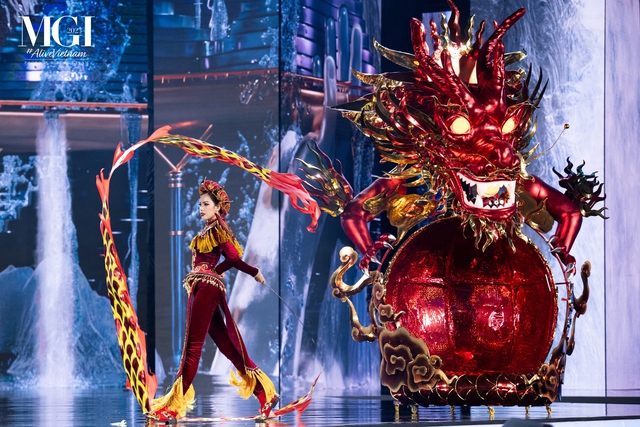 M&atilde;n nh&atilde;n đ&ecirc;m thi Trang phục d&acirc;n tộc Miss Grand International: Nổi da g&agrave; với L&ecirc; Ho&agrave;ng Phương, loạt thiết kế ho&agrave;nh tr&aacute;ng g&acirc;y b&ugrave;ng nổ - Ảnh 3.