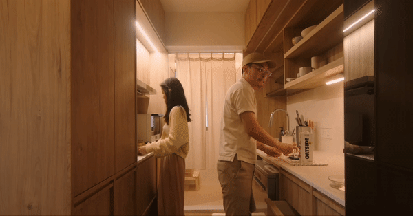 B&ecirc;n trong kh&ocirc;ng gian sống của nh&agrave; thầu thiết kế: Cơ ngơi nhỏ xinh nhưng g&oacute;c n&agrave;o cũng tiện lợi - Ảnh 1.