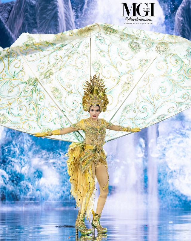 M&atilde;n nh&atilde;n đ&ecirc;m thi Trang phục d&acirc;n tộc Miss Grand International: Nổi da g&agrave; với L&ecirc; Ho&agrave;ng Phương, loạt thiết kế ho&agrave;nh tr&aacute;ng g&acirc;y b&ugrave;ng nổ - Ảnh 12.