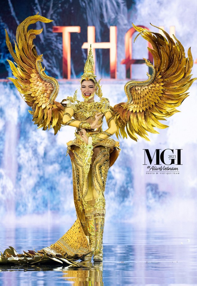 Mãn nhãn đêm thi Trang phục dân tộc Miss Grand International: Nổi da gà với Lê Hoàng Phương, loạt thiết kế hoành tráng gây bùng nổ - Ảnh 11.