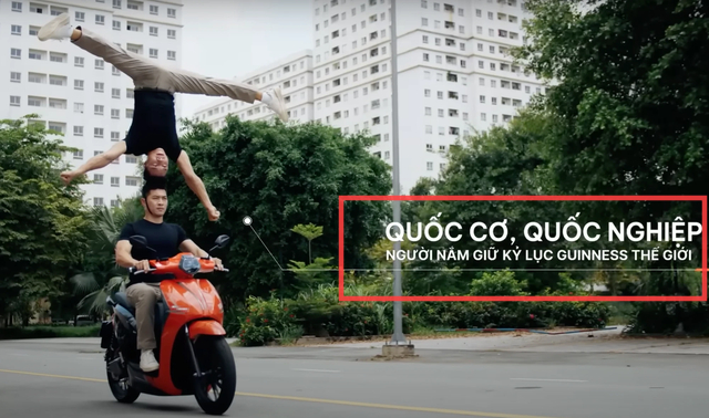 Nh&atilde;n h&agrave;ng đ&atilde; xo&aacute; clip sau khi c&ocirc;ng an v&agrave;o cuộc x&aacute;c minh vụ Quốc Cơ - Quốc Nghiệp chồng đầu đi xe m&aacute;y - Ảnh 4.