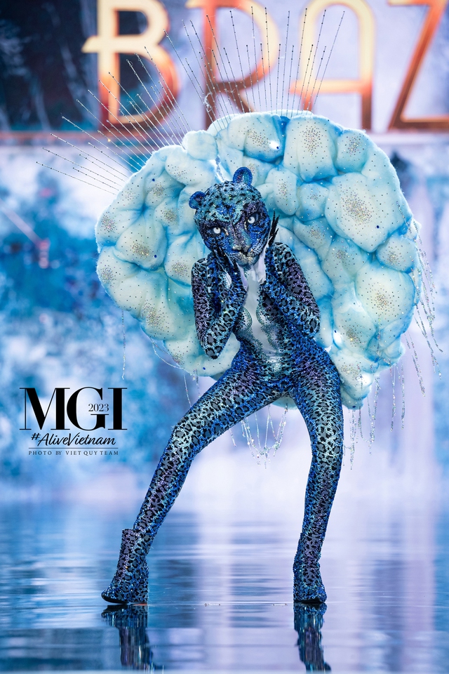 Mãn nhãn đêm thi Trang phục dân tộc Miss Grand International: Nổi da gà với Lê Hoàng Phương, loạt thiết kế hoành tráng gây bùng nổ - Ảnh 9.