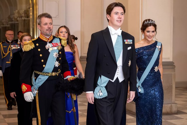 Danh tính bất ngờ của 'Cô bé Lọ Lem ngoài đời thực' quên giày trong dạ tiệc của Hoàng tử Đan Mạch