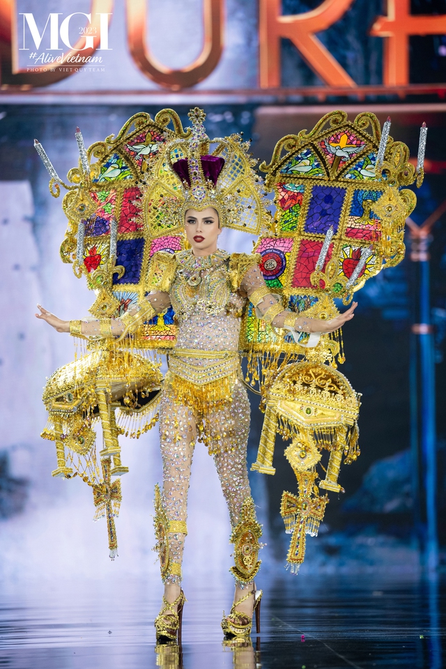 M&atilde;n nh&atilde;n đ&ecirc;m thi Trang phục d&acirc;n tộc Miss Grand International: Nổi da g&agrave; với L&ecirc; Ho&agrave;ng Phương, loạt thiết kế ho&agrave;nh tr&aacute;ng g&acirc;y b&ugrave;ng nổ - Ảnh 7.