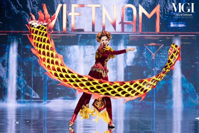 Mãn nhãn đêm thi Trang phục dân tộc Miss Grand International: Nổi da gà với Lê Hoàng Phương, loạt thiết kế hoành tráng gây bùng nổ - Ảnh 5.