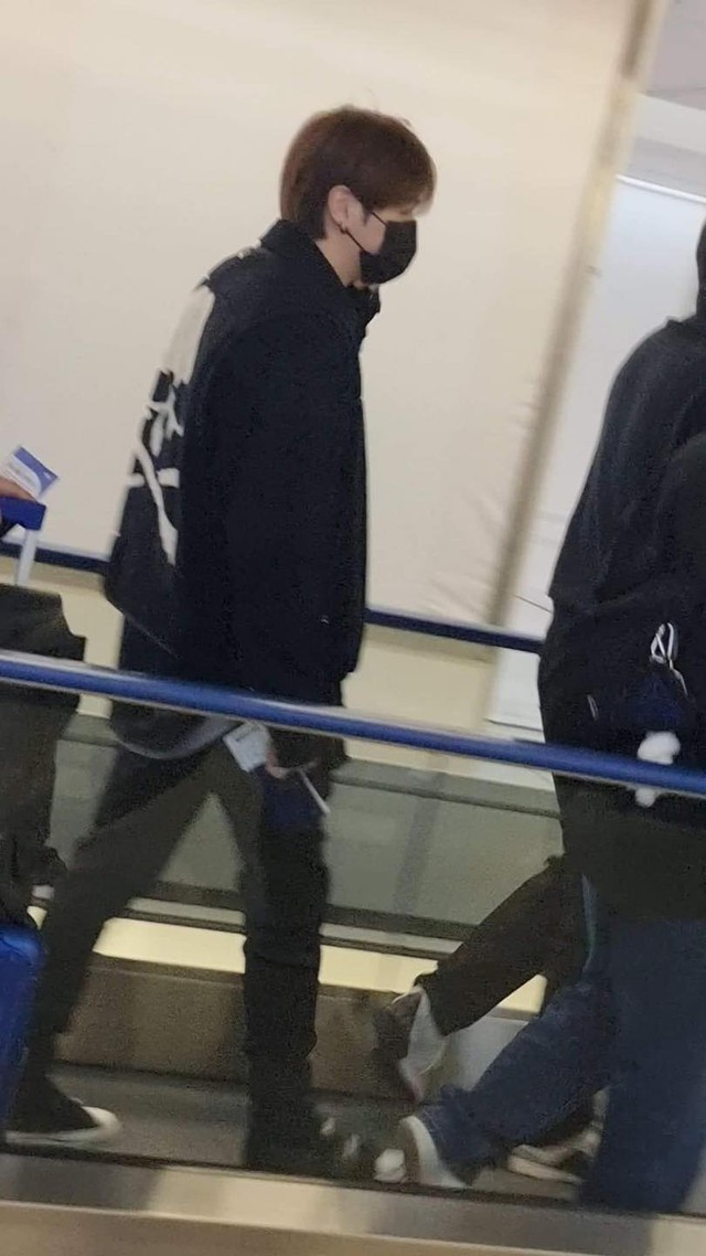 Kang Daniel - Park Jihoon t&aacute;i ngộ tại TP.HCM, m&ecirc; mẩn cafe v&agrave; đường phố đ&uacute;ng chuẩn rể Việt - Ảnh 4.