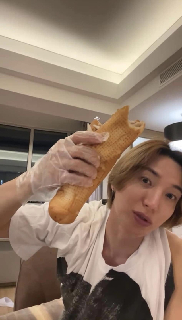 Lee Teuk (Super Junior) tìm ăn món bánh mì đắt đỏ tại TP.HCM, là thương hiệu có drama xẻ đôi đình đám - Ảnh 5.