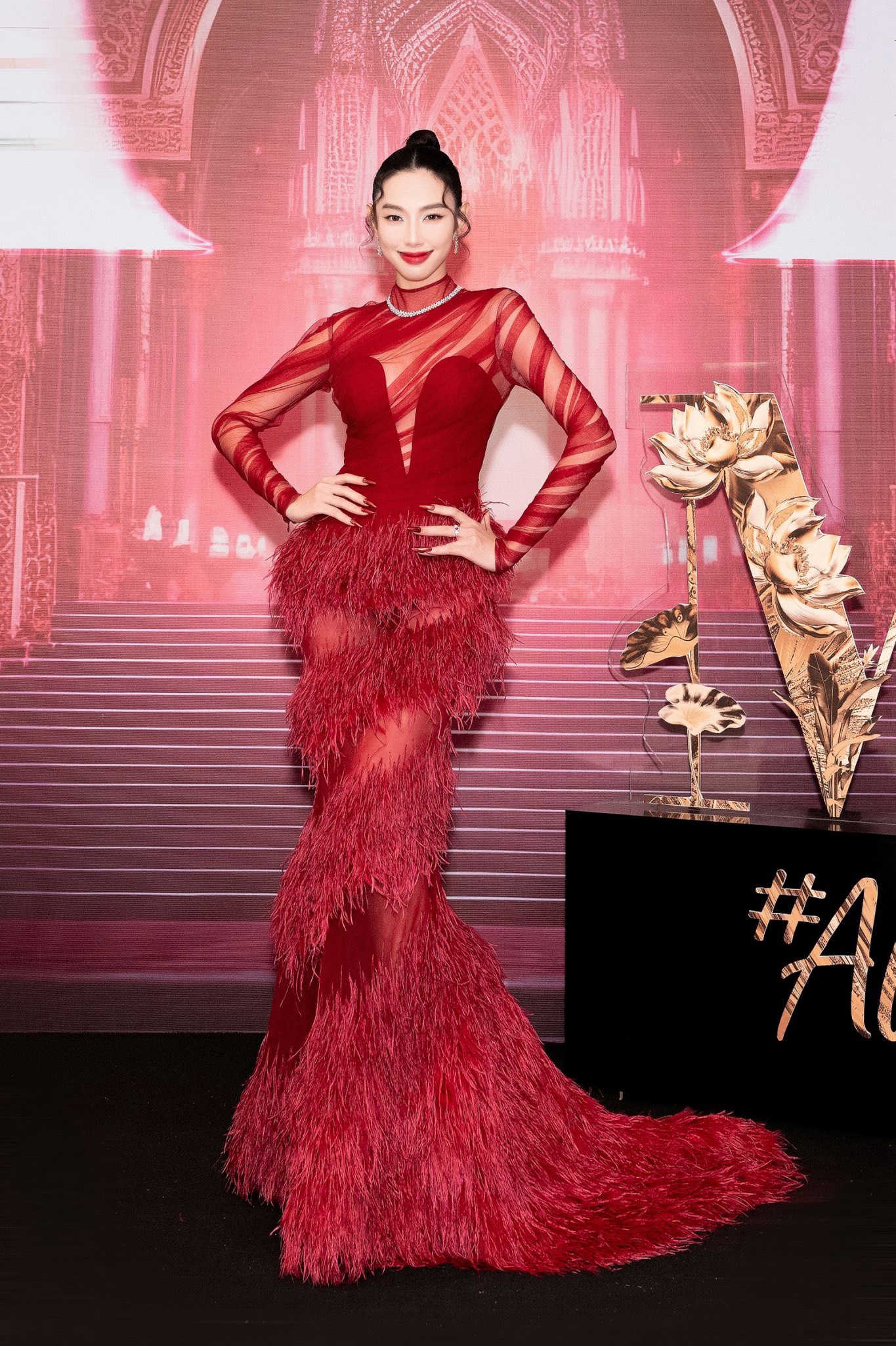 Thảm đỏ Bán kết Miss Grand International: Thùy Tiên nổi bần bật trong sắc đỏ, Thiên Ân gây chú ý vì mái tóc xù - Ảnh 2.
