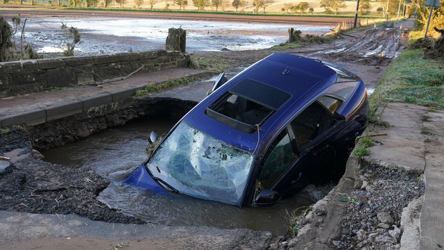 Anh: Một phụ nữ tử vong vì lũ lụt do bão Babet ở Derbyshire - Ảnh 2.