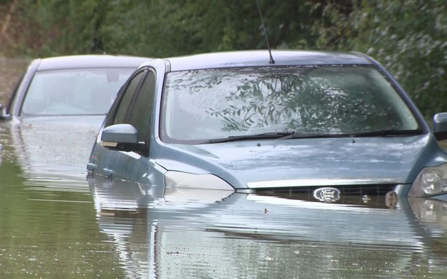 Anh: Một phụ nữ tử vong vì lũ lụt do bão Babet ở Derbyshire - Ảnh 1.