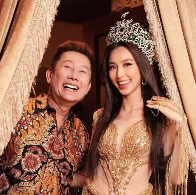 Hoa hậu Thuỳ Tiên bị soi phản ứng sượng trân, vội nép sang 1 bên khi ông Nawat và Miss Grand 2022 chụp hình thân thiết? - Ảnh 7.