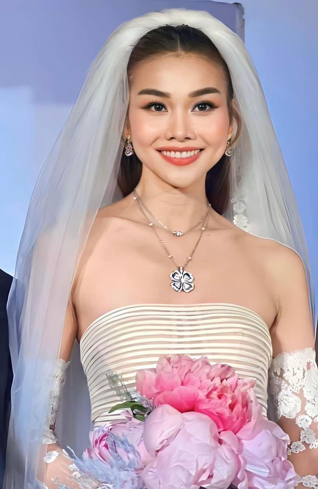 Cô dâu Thanh Hằng thay 3 bộ váy cưới, diện đôi giày bệt giá gần 40 triệu - Ảnh 2.