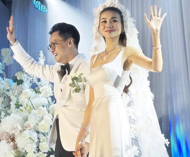 Cô dâu Thanh Hằng thay 3 bộ váy cưới, diện đôi giày bệt giá gần 40 triệu - Ảnh 1.