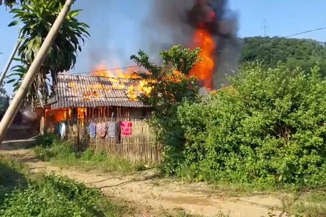 CLIP: Người lớn đi vắng, bé trai 3 tuổi tử vong trong vụ cháy nhà ở Lào Cai - Ảnh 1. CLIP: Người lớn đi vắng, bé trai 3 tuổi tử vong trong vụ cháy nhà ở Lào Cai - Ảnh 1.