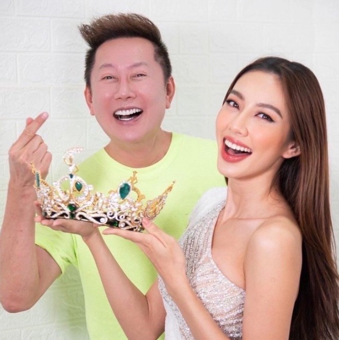 Hoa hậu Thuỳ Tiên bị soi phản ứng sượng trân, vội nép sang 1 bên khi ông Nawat và Miss Grand 2022 chụp hình thân thiết? - Ảnh 5.